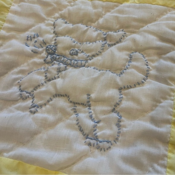Vintage yellow and white baby quilt with hand stitched animals - Picture 2 of 7